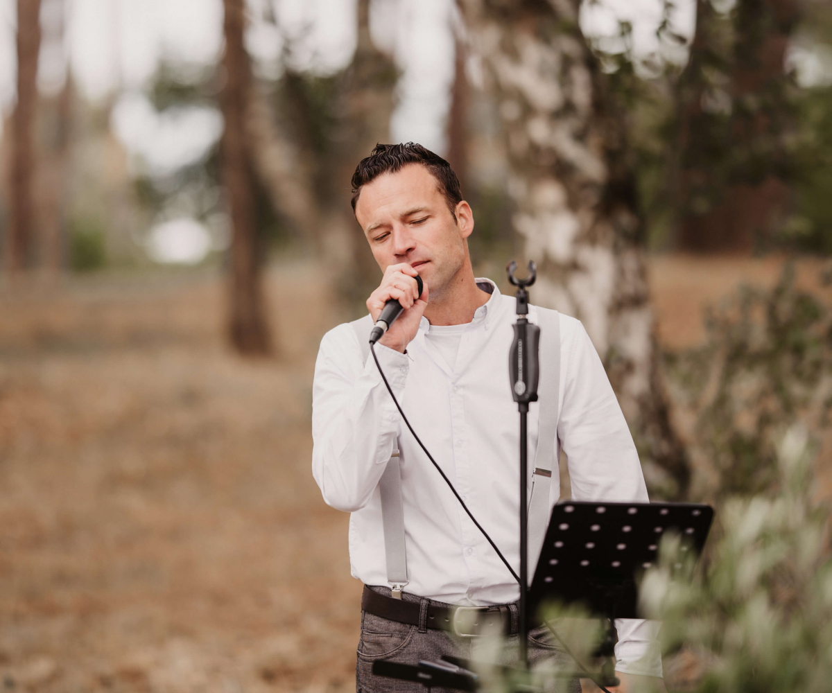 Sebastian König singt im Wald
