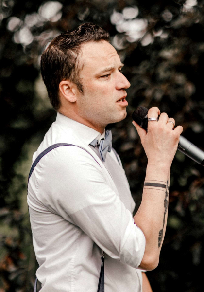 Sebastian König am singen