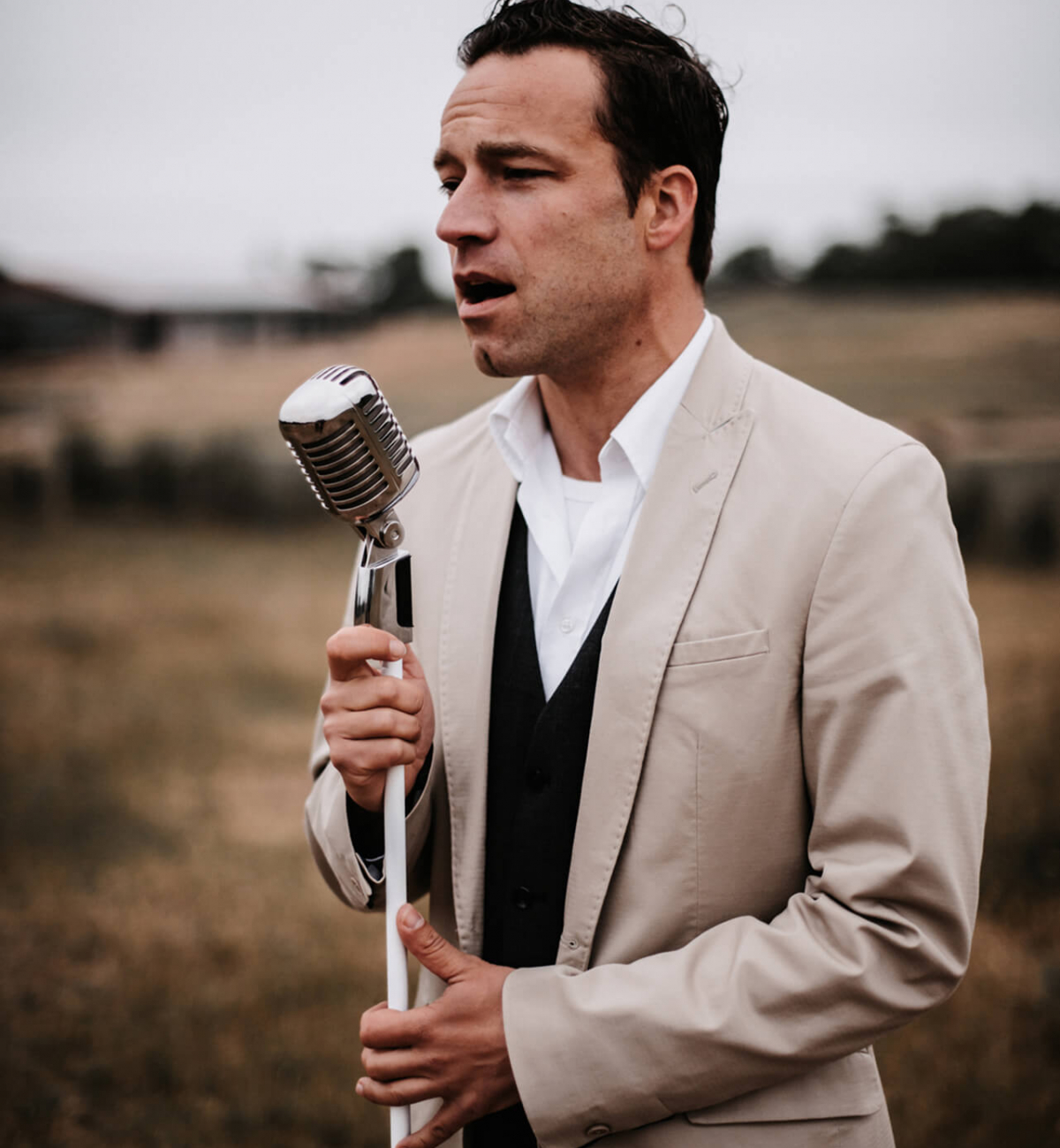 Sebastian König singt draußen
