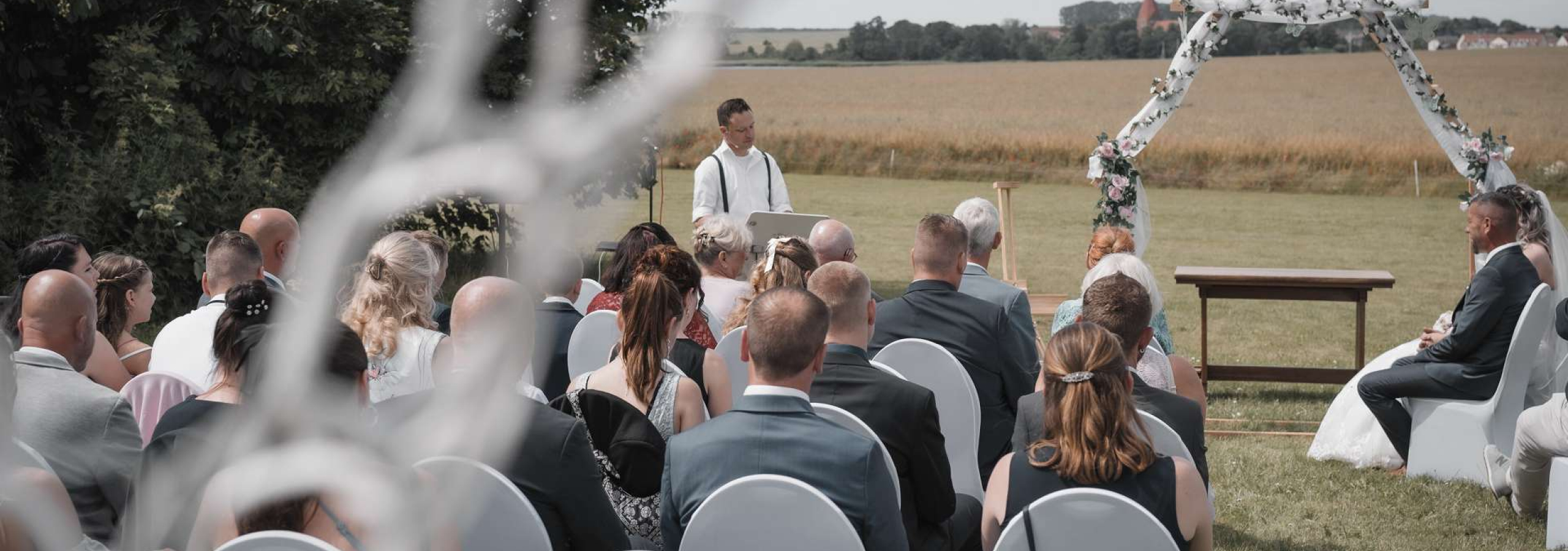 Trauredner draußen auf Hochzeit