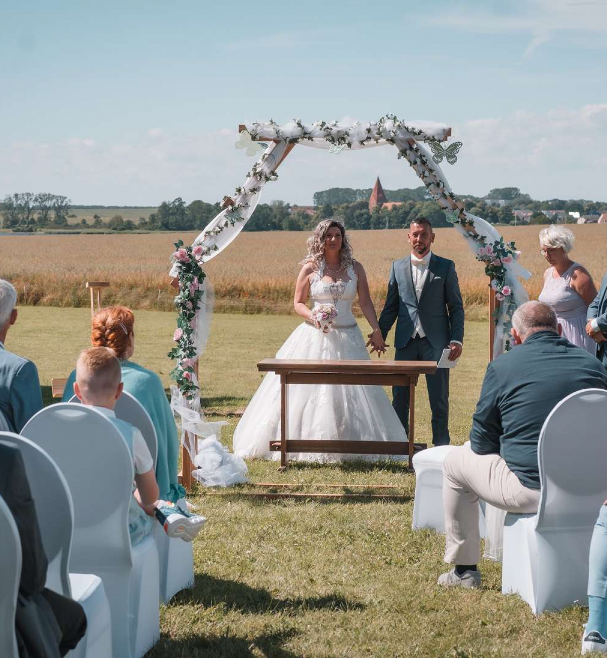 Hochzeit draußen mit Gästen auf einem Feld