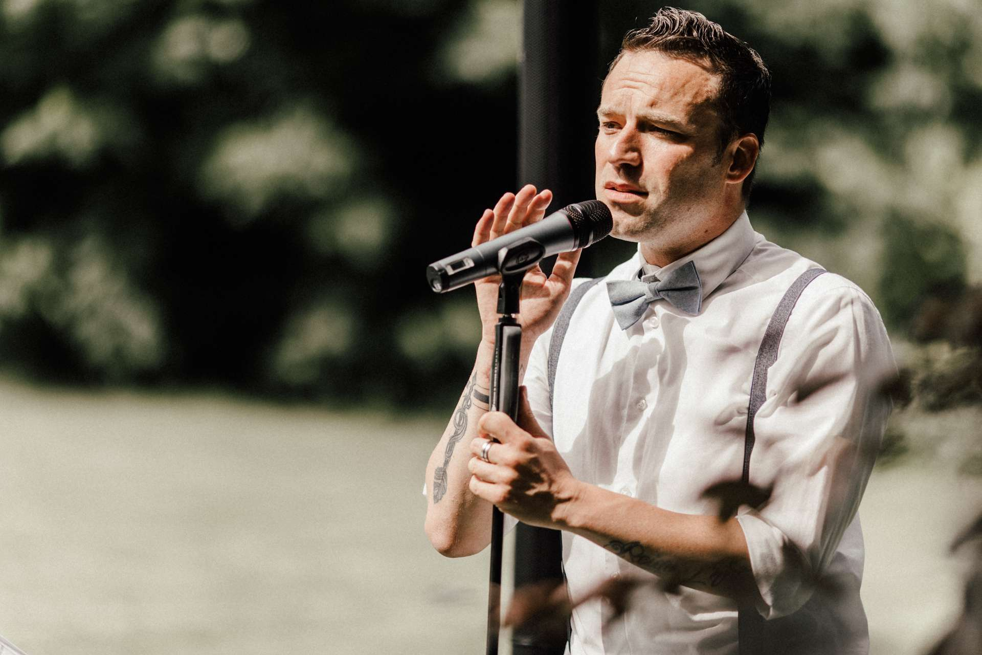 Sebastian König hält Mikro Ständer