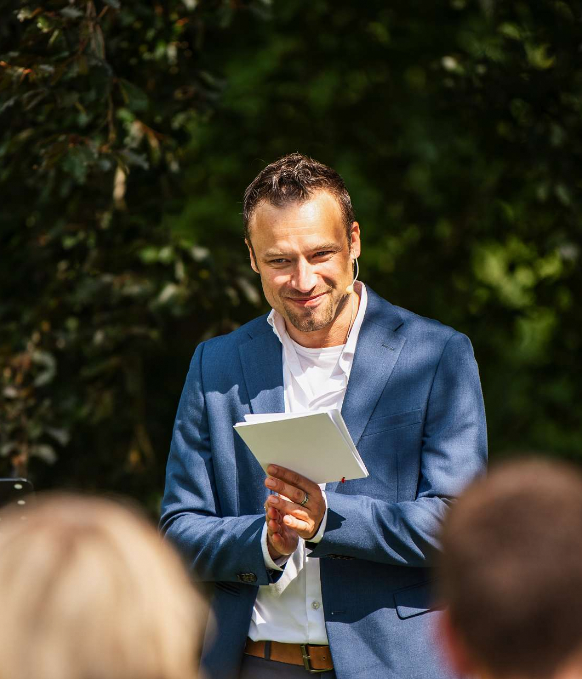 Sebastian König hält Notizen in der Hand bei Rede